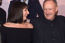 Anjelica Huston e Gene Hackman em 2001