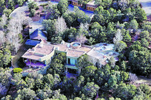 O casal foi detetado em partes distintas da mansão de Santa Fé (à esq.ª): ele caído na cozinha, ela num quarto