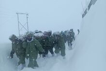 Pelo menos 41 pessoas desaparecidas após avalanche nos Himalaias