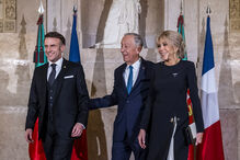 Emmanuel Macron, Marcelo Rebelo de Sousa e Brigitte Macron durante visita do chefe de Estado francês a Portugal 