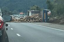Camião com troncos de madeira capota na A3 em Ponte de Lima. Circulação condicionada