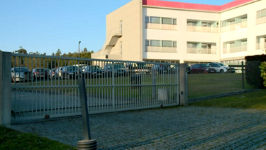 Bebé de um ano trancado dentro de carro devido a problema elétrico