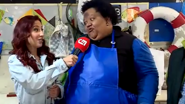 Catarina Miranda entrevista comerciantes no Mercado de Benfica 