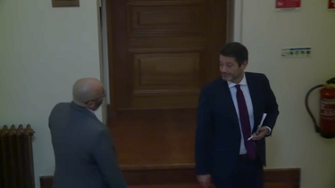 Miguel Arruda de volta ao Parlamento e cruza-se com Ventura