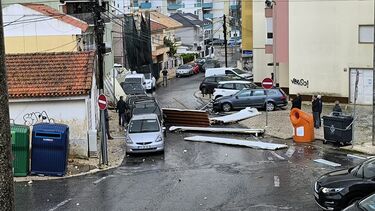Fenómeno de vento forte destrói telhado de prédio em Cascais