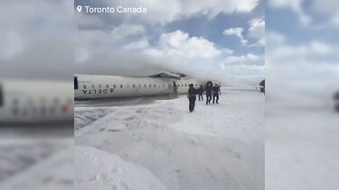 Avião 'capota' no aeroporto de Toronto e fica virado ao contrário