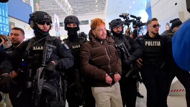 O momento em que homem que fugiu de viatura prisional e matou dois guardas é extraditado para França