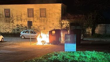 Nove contentores do lixo incendiados em Viana do Castelo. PSP fala em "atos de vandalismo"
