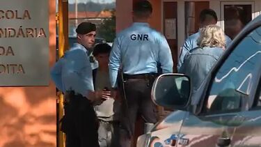 Rixa à porta de escola na Moita com dois jovens esfaqueados