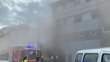 Incêndio deflagra em loja de tatuagens em Matosinhos. Edifício teve de ser evacuado