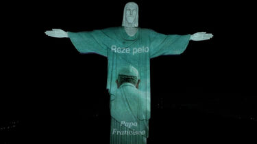 Brasil ilumina Cristo Redentor com mensagens de apoio ao Papa Francisco