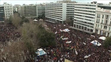 Protestos violentos em Atenas por falta de respostas sobre acidente ferroviário