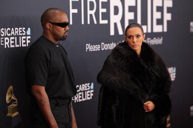Kanye West e Bianca Censori na passadeira vermelha dos prémios Grammy