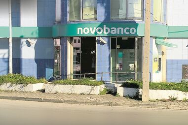 Trio armado aproveita saída de funcionários para almoço, sequestra 10 pessoas em banco e rouba 200 mil euros