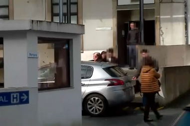 O momento em que suspeito de matar homem em Fafe sai do hospital acompanhado pela PJ 