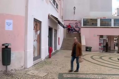 Cartazes contra agressões sexuais espalhados pelas ruas do bairro da Mouraria  