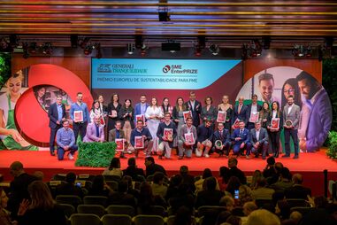 Os responsáveis dos projetos distinguidos na terceira edição do SME EnterPRIZE – Prémio Europeu de Sustentabilidade para PME posam para a fotografia