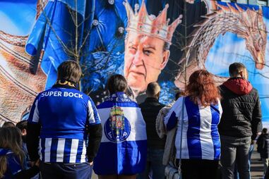 Adeptos juntam-se no memorial em homenagem a Pinto da Costa 