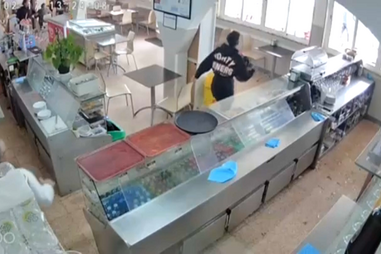 Câmaras de videovigilância mostram funcionários de café a fugir durante sismo na praia da Fonte da Telha