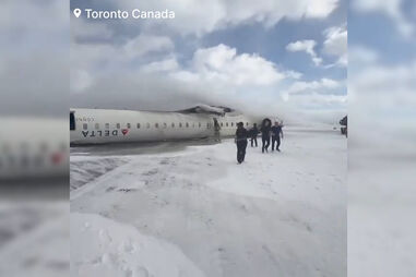 Avião 'capota' no aeroporto de Toronto e fica virado ao contrário