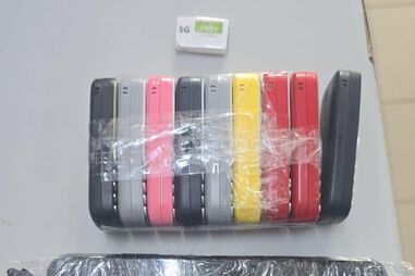 Homem ganha dinheiro para introduzir telemóveis nas cadeias