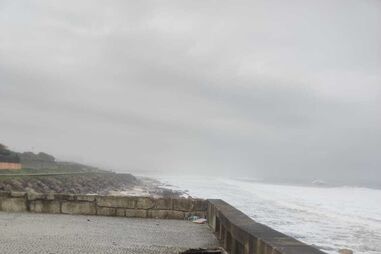 Cratera em esplanada de praia em Gaia tem aumentado de dimensões