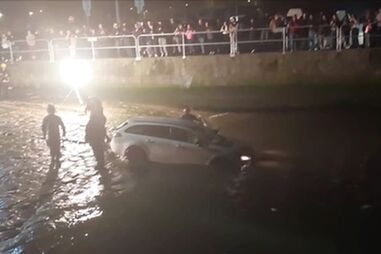 Carro cai no rio Douro em Gaia