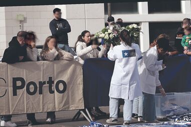 Joana recolheu ontem alguns objetos que homenagearam o pai