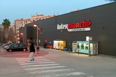 Ladrão com faca leva 400 euros de supermercado em Loures