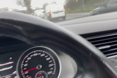 Carro arde na VCI no Porto