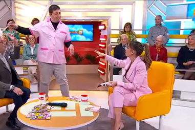 Personagem do 'Manhã CM’ limpa cabeça de Rui Oliveira com espanador durante direto  