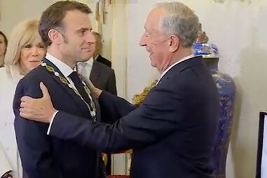 Emmanuel Macron condecorado com Grande Colar da Ordem da Liberdade por Marcelo Rebelo de Sousa