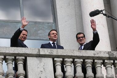 Macron recebido por Montenegro no Porto no segundo dia de visita a Portugal