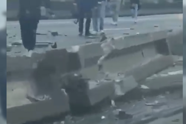 Destroços espalhados e viaturas tombadas: novas imagens mostram aparato após acidente na A1 em Alverca