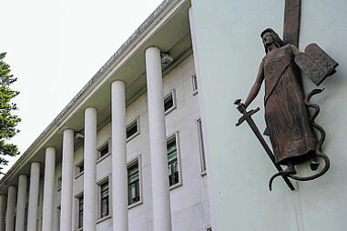 Homem que matou amigo a tiro em café na Nazaré condenado a quatro anos e nove meses de prisão