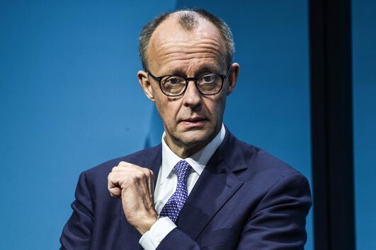 Merz muda posição e apoia uso de bens congelados russos para financiar a guerra da Ucrânia