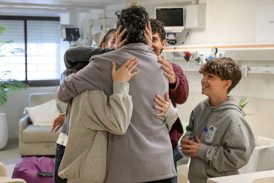 Ofer Kalderon, refém luso-franco-israelita, reúne-se com os seus quatro filhos 