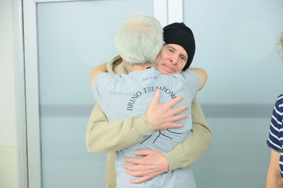 Keith Siegel, refém americano-israelita libertado, reúne-se com os seus entes queridos em Telavive