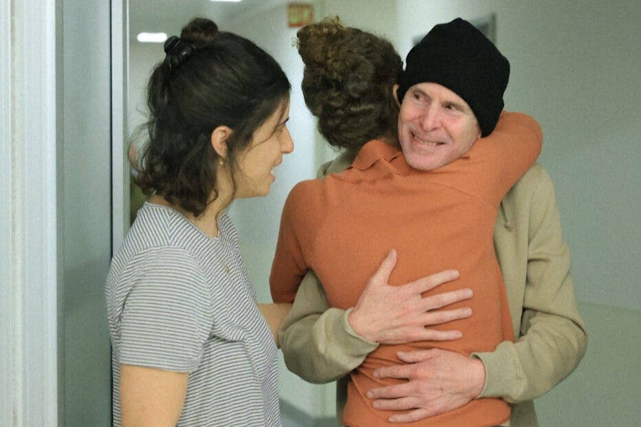 Keith Siegel, refém americano-israelita libertado, reúne-se com os seus entes queridos em Telavive