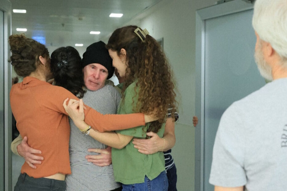 Keith Siegel, refém americano-israelita libertado, reúne-se com os seus entes queridos em Telavive