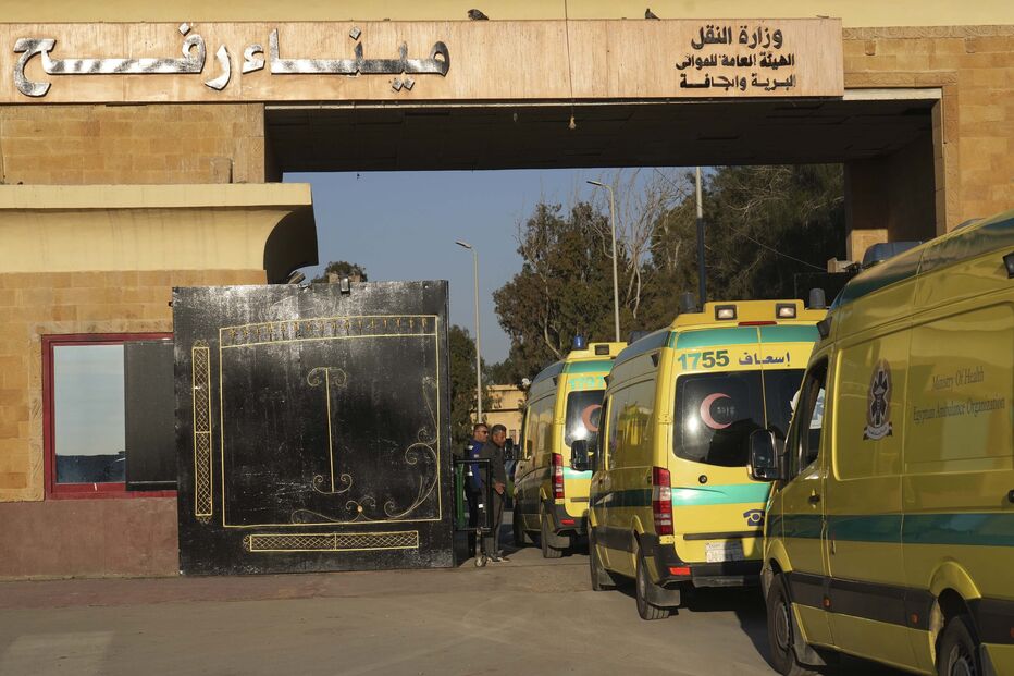 Crianças doentes e feridas retiradas de Gaza pela passagem de Rafah para receberem tratamento médico no Egito