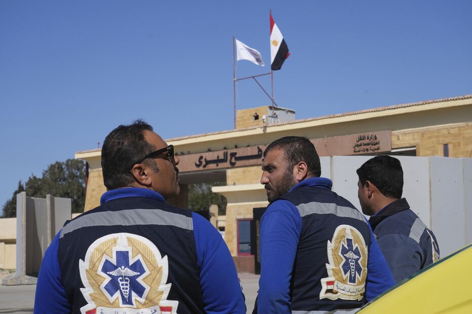 Crianças doentes e feridas retiradas de Gaza pela passagem de Rafah para receberem tratamento médico no Egito