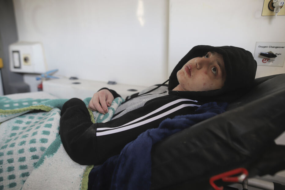 Crianças doentes e feridas retiradas de Gaza pela passagem de Rafah para receberem tratamento médico no Egito