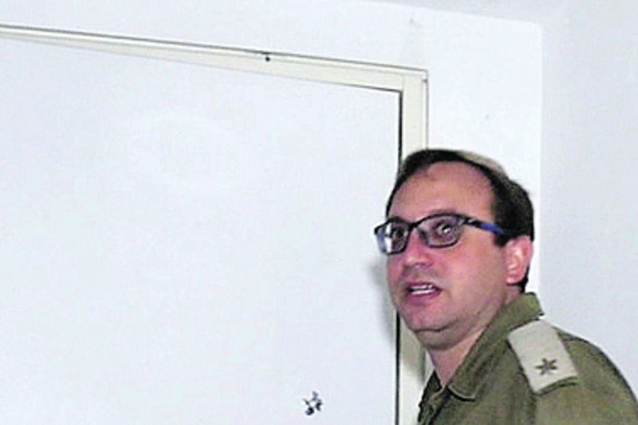 Porta do quarto seguro da família Bibas ainda exibe perfurações dos tiros de metralhadora