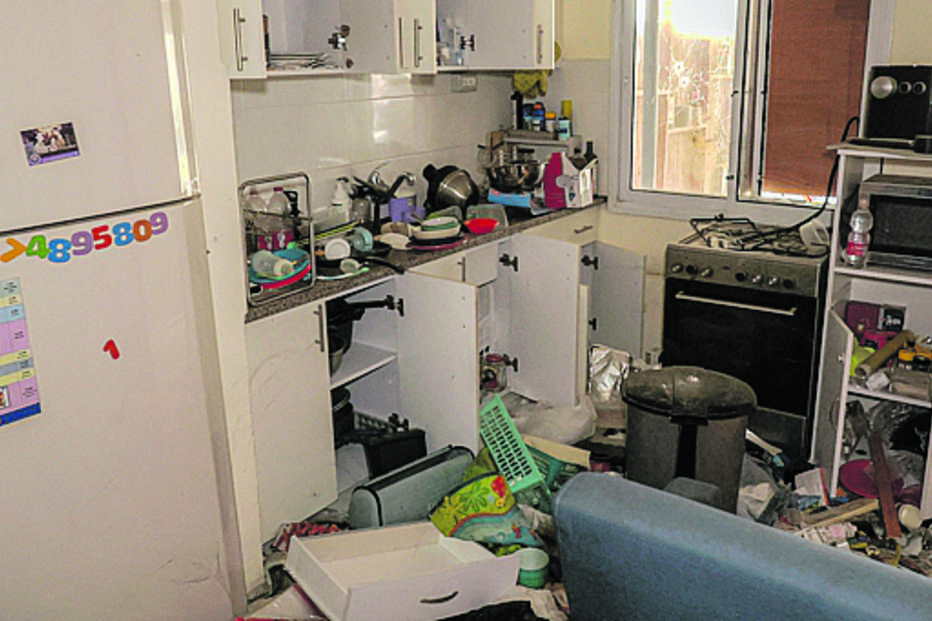 Cozinha dos Bibas ocupada e destruída pelos militantes do Hamas que raptaram a família a 7 de outubro