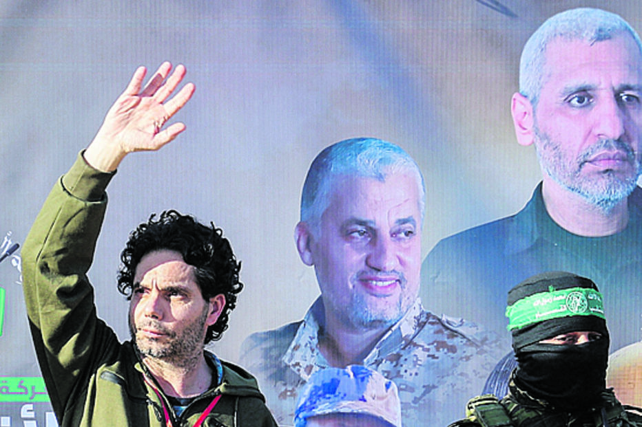 Refém com passaporte português abraça familiar 