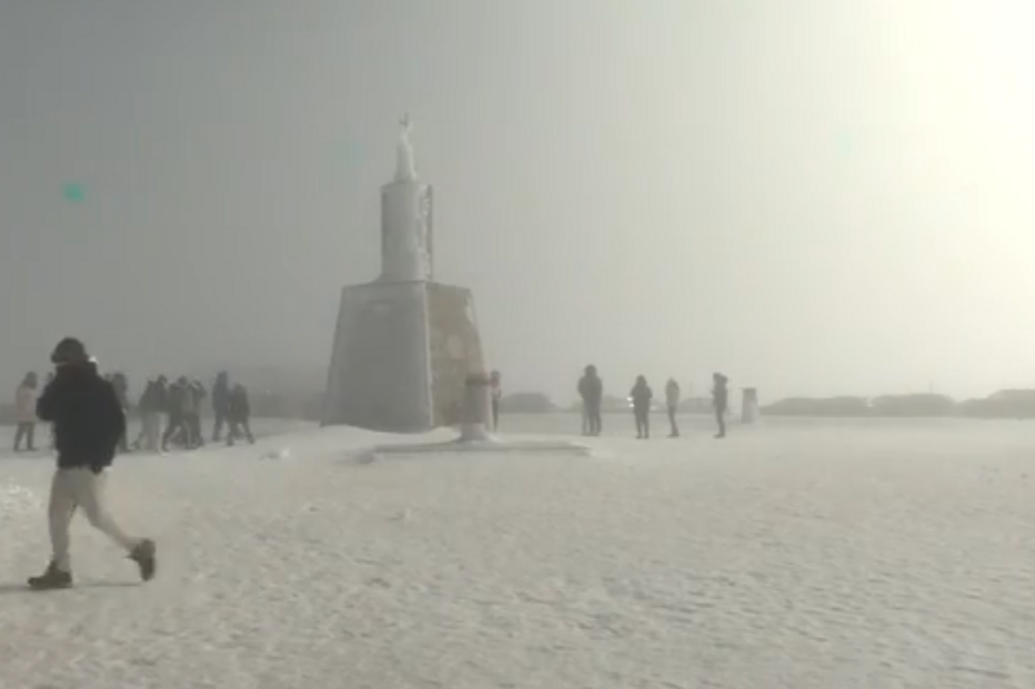 Neve leva centenas de pessoas à Serra da Estrela