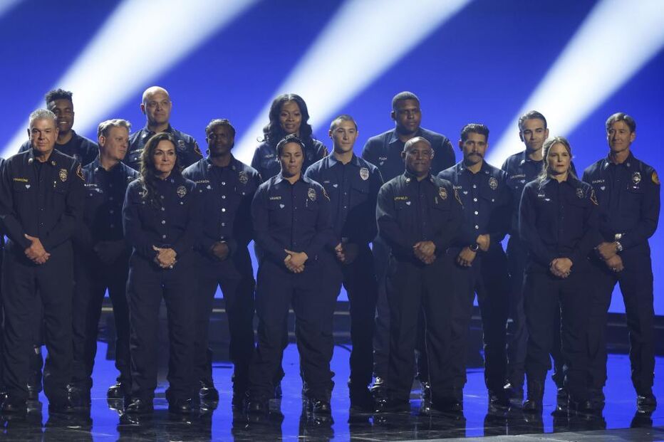 Bombeiros de Los Angeles no palco para apresentar o Grammy para Álbum do Ano durante a 67.ª edição 