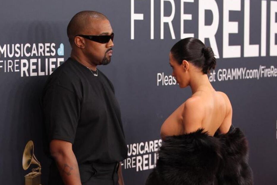 Kanye West e Bianca Censori na passadeira vermelha dos prémios Grammy
