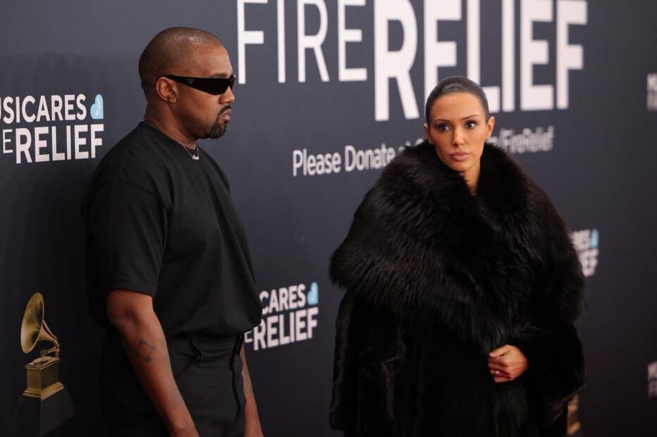 Kanye West e Bianca Censori na passadeira vermelha dos prémios Grammy